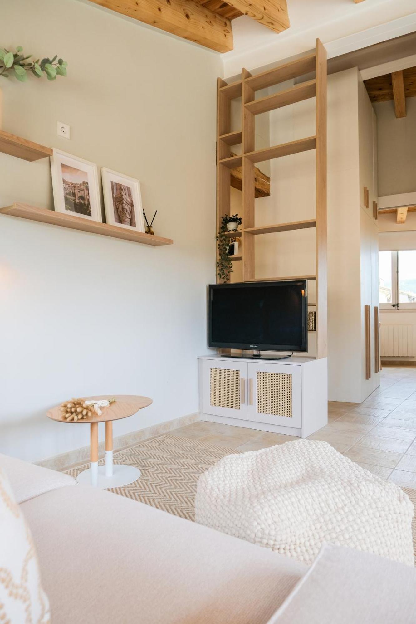 Latic Del Portalet Vistas Al Puente De Apartament Besalú