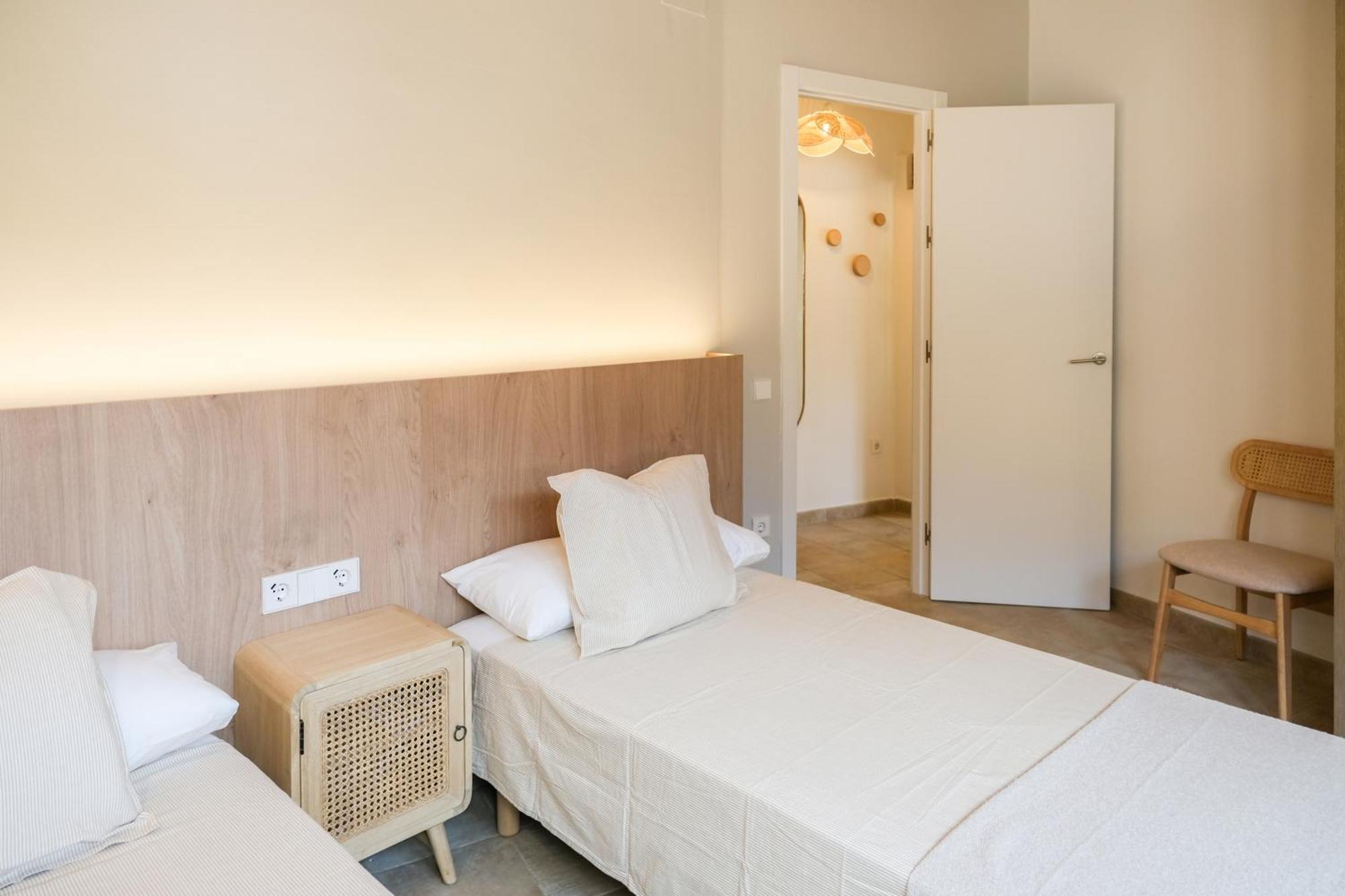 Latic Del Portalet Vistas Al Puente De Apartment Besalu