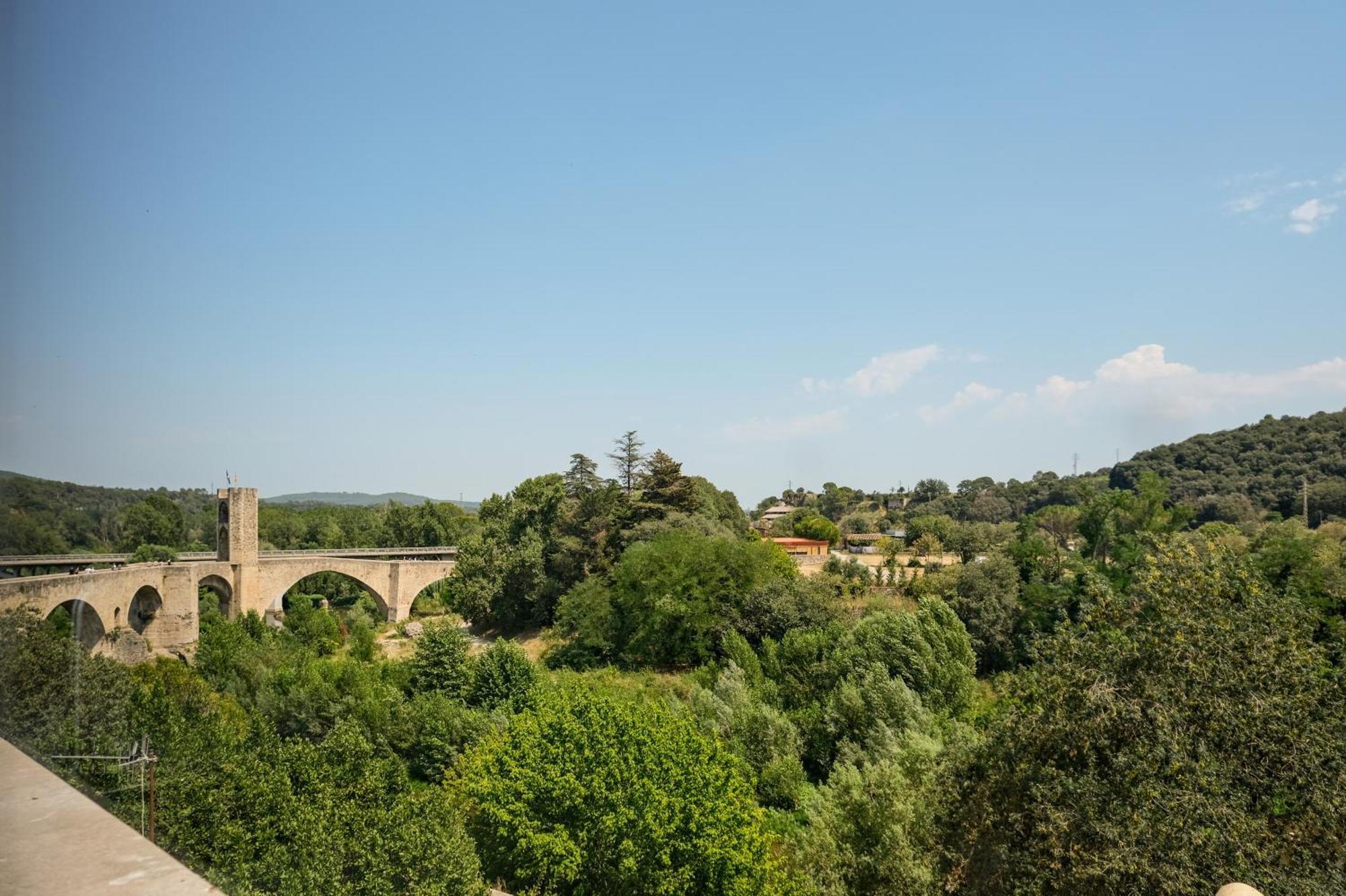 Latic Del Portalet Vistas Al Puente De * Besalu